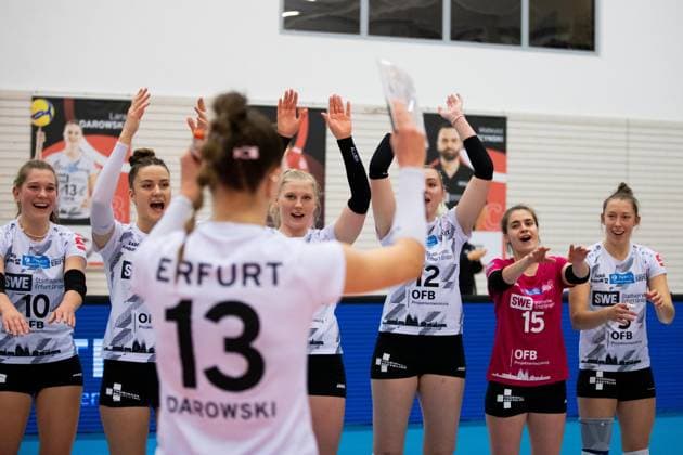 2. Bundesliga Frauen Pro: Schwarz-Weiss Erfurt vs. SSC Freisen; Erfurt; 16.12.2023 Lara Alyssa Darowski ( 13; Schwarz-Weiss Erfurt) (vorne) und von links Pia Mohr ( 10; Schwarz-Weiss Erfurt), Alina Zellin ( 1; Schwarz-Weiss Erfurt), Sina Stöckmann ( 8; Schwarz-Weiss Erfurt), Tina De Groot ( 12; Schwarz-Weiss Erfurt), Mia Mercedes Kettner ( 15; Schwarz-Weiss Erfurt) und Isabella Noble ( 5; Schwarz-Weiss Erfurt) 2. Bundesliga Frauen Pro: Schwarz-Weiss Erfurt vs. SSC Freisen; Riethsporthalle Erfurt; 16.12.2023 Copyright: xBEAUTIFULxSPORTS Duehringx