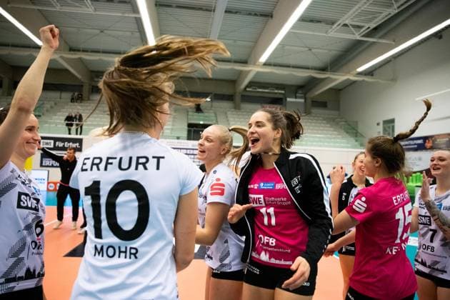 2. Bundesliga Frauen Pro: Schwarz-Weiss Erfurt vs. SSC Freisen; Erfurt; 16.12.2023 Jubel, von links Sina Fuchs ( 6; Schwarz-Weiss Erfurt), Pia Mohr ( 10; Schwarz-Weiss Erfurt), Antonia Greskamp ( 9; Schwarz-Weiss Erfurt), Mia Anna Stauß ( 11; Schwarz-Weiss Erfurt), Mia Mercedes Kettner ( 15; Schwarz-Weiss Erfurt), Isabella Noble ( 5; Schwarz-Weiss Erfurt) (dahinter) und Ashlyn Maye Blotzer ( 7; Schwarz-Weiss Erfurt) 2. Bundesliga Frauen Pro: Schwarz-Weiss Erfurt vs. SSC Freisen; Riethsporthalle Erfurt; 16.12.2023 Copyright: xBEAUTIFULxSPORTS Duehringx
