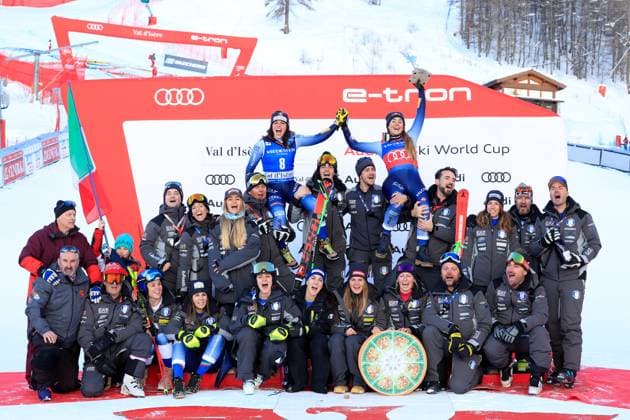 Bilder des Jahres 2023, Sport 12 Dezember Sport Themen der Woche KW50 Sport Bilder des Tages ALPINE SKIING - FIS WC Val d Isere VAL D ISERE,FRANCE,17.DEC.23 - ALPINE SKIING - FIS World Cup, Super G, ladies. Image shows the rejoicing of Fedreica Brignone and Sofia Goggia (ITA) with team.  GEPAxpictures xMarioxBuehner-Weinrauch