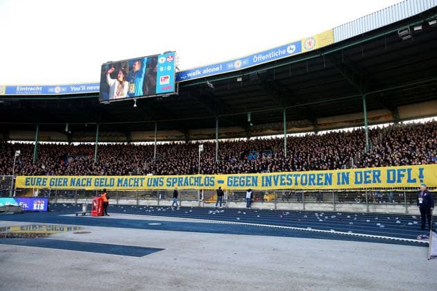 17.12.2023, xtgx, Fussball 2.Bundesliga, Eintracht Braunschweig - 1.FC Kaiserslautern emspor, v.l. Fans Braunschweig, Stimmung, Schals, Ultras, Zuschauer, Trikots Protest Aktion Protestaktion Boykott Stimmungsboykott Investoren DFL Investorendeal Schweigen (DFL DFB REGULATIONS PROHIBIT ANY USE OF PHOTOGRAPHS as IMAGE SEQUENCES and or QUASI-VIDEO) Braunschweig