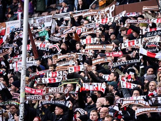 St Pauli Fans mit ihren Farben zur Hymne. GER, FC St. Pauli vs. SV Wehen Wiesbaden, Fussball, Bundesliga, Spieltag 17, Spielzeit 2023 2024, 17.12.2023 GER, FC St. Pauli vs. SV Wehen Wiesbaden, Fussball, Bundesliga, Spieltag 17, Spielzeit 2023 2024, 17.12.2023 Hamburg Copyright: xEibner-Pressefoto xStephaniexZerx EP_SZE