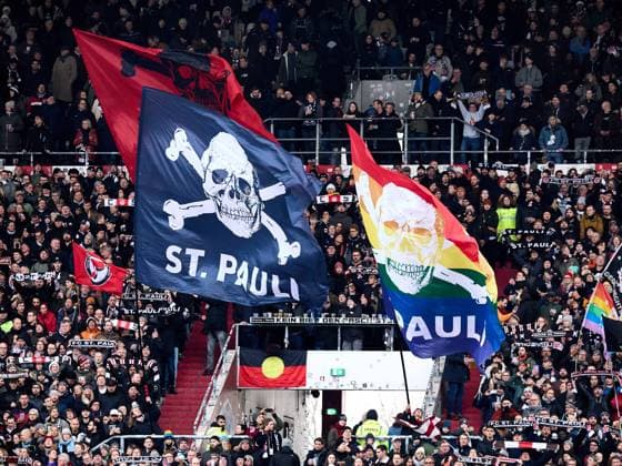 St Pauli Fans mit ihren Fahnen zur Hymne. GER, FC St. Pauli vs. SV Wehen Wiesbaden, Fussball, Bundesliga, Spieltag 17, Spielzeit 2023 2024, 17.12.2023 GER, FC St. Pauli vs. SV Wehen Wiesbaden, Fussball, Bundesliga, Spieltag 17, Spielzeit 2023 2024, 17.12.2023 Hamburg Copyright: xEibner-Pressefoto xStephaniexZerx EP_SZE