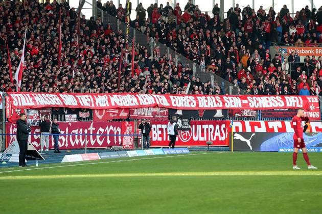 17.12.2023, xtgx, Fussball 2.Bundesliga, Eintracht Braunschweig - 1.FC Kaiserslautern emspor, v.l. Fans 1. FC Kaiserslautern, Stimmung, Schals, Ultras, Zuschauer, Trikots Protest Aktion Protestaktion Boykott Stimmungsboykott Investoren DFL Investorendeal Schweigen (DFL DFB REGULATIONS PROHIBIT ANY USE OF PHOTOGRAPHS as IMAGE SEQUENCES and or QUASI-VIDEO) Braunschweig