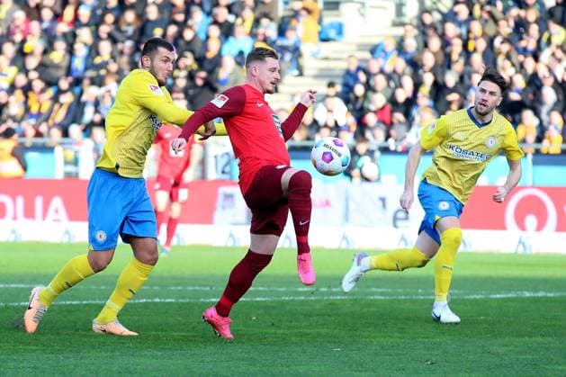 17.12.2023, xtgx, Fussball 2.Bundesliga, Eintracht Braunschweig - 1.FC Kaiserslautern emspor, v.l. Marlon Ritter (1. FC Kaiserslautern) Handspiel (DFL DFB REGULATIONS PROHIBIT ANY USE OF PHOTOGRAPHS as IMAGE SEQUENCES and or QUASI-VIDEO) Braunschweig