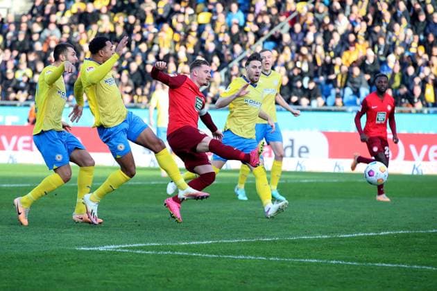 17.12.2023, xtgx, Fussball 2.Bundesliga, Eintracht Braunschweig - 1.FC Kaiserslautern emspor, v.l. Marlon Ritter (1. FC Kaiserslautern) Handspiel (DFL DFB REGULATIONS PROHIBIT ANY USE OF PHOTOGRAPHS as IMAGE SEQUENCES and or QUASI-VIDEO) Braunschweig
