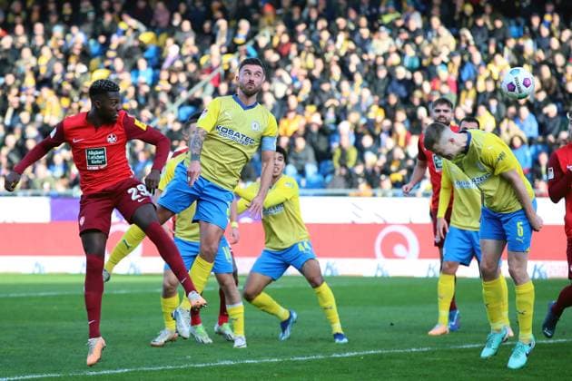 17.12.2023, xtgx, Fussball 2.Bundesliga, Eintracht Braunschweig - 1.FC Kaiserslautern emspor, v.l. Eigentor zum 0:1 durch Ermin Bicakic (Eintracht Braunschweig) (DFL DFB REGULATIONS PROHIBIT ANY USE OF PHOTOGRAPHS as IMAGE SEQUENCES and or QUASI-VIDEO) Braunschweig