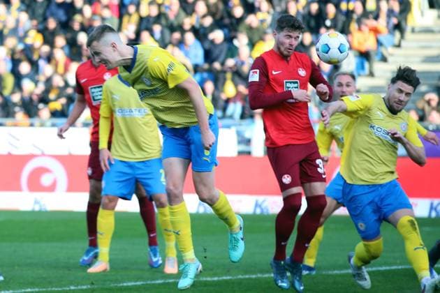 17.12.2023, xtgx, Fussball 2.Bundesliga, Eintracht Braunschweig - 1.FC Kaiserslautern emspor, v.l. Eigentor zum 0:1 durch Ermin Bicakic (Eintracht Braunschweig) (DFL DFB REGULATIONS PROHIBIT ANY USE OF PHOTOGRAPHS as IMAGE SEQUENCES and or QUASI-VIDEO) Braunschweig