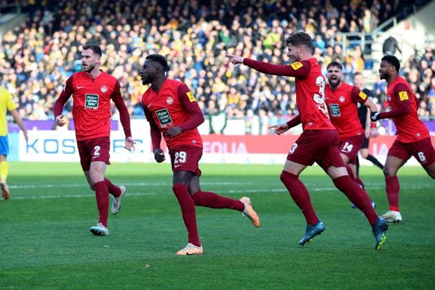17.12.2023, xtgx, Fussball 2.Bundesliga, Eintracht Braunschweig - 1.FC Kaiserslautern emspor, v.l. Torjubel nach dem Eigentor zum celebrating the goal celebrate durch Ermin Bicakic (Eintracht Braunschweig) Richmond Tachie (1. FC Kaiserslautern) Jan Elvedi (1. FC Kaiserslautern) (DFL DFB REGULATIONS PROHIBIT ANY USE OF PHOTOGRAPHS as IMAGE SEQUENCES and or QUASI-VIDEO) Braunschweig