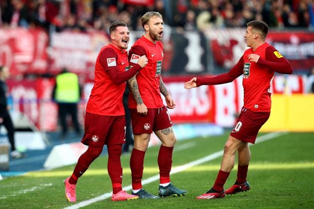 17.12.2023, xtgx, Fussball 2.Bundesliga, Eintracht Braunschweig - 1.FC Kaiserslautern emspor, v.l. Torjubel nach dem Eigentor zum celebrating the goal celebrate durch Robin Krauße Krausse (Eintracht Braunschweig) (DFL DFB REGULATIONS PROHIBIT ANY USE OF PHOTOGRAPHS as IMAGE SEQUENCES and or QUASI-VIDEO) Braunschweig