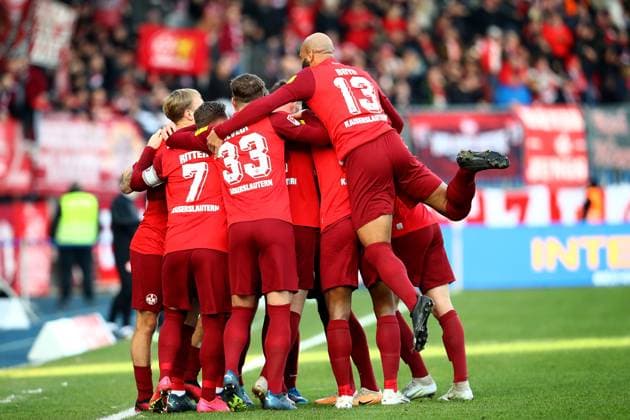 17.12.2023, xtgx, Fussball 2.Bundesliga, Eintracht Braunschweig - 1.FC Kaiserslautern emspor, v.l. Torjubel nach dem Eigentor zum celebrating the goal celebrate durch Robin Krauße Krausse (Eintracht Braunschweig) (DFL DFB REGULATIONS PROHIBIT ANY USE OF PHOTOGRAPHS as IMAGE SEQUENCES and or QUASI-VIDEO) Braunschweig