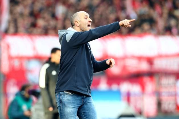 17.12.2023, xtgx, Fussball 2.Bundesliga, Eintracht Braunschweig - 1.FC Kaiserslautern emspor, v.l. Trainer Coach Daniel Scherning (Eintracht Braunschweig) gestikuliert gibt Anweisungen mit den Armen gestikulieren gives instructions, gesticulate. (DFL DFB REGULATIONS PROHIBIT ANY USE OF PHOTOGRAPHS as IMAGE SEQUENCES and or QUASI-VIDEO) Braunschweig