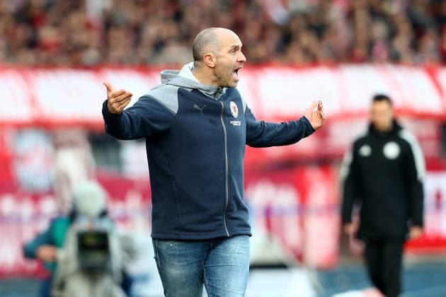17.12.2023, xtgx, Fussball 2.Bundesliga, Eintracht Braunschweig - 1.FC Kaiserslautern emspor, v.l. Trainer Coach Daniel Scherning (Eintracht Braunschweig) gestikuliert gibt Anweisungen mit den Armen gestikulieren gives instructions, gesticulate. (DFL DFB REGULATIONS PROHIBIT ANY USE OF PHOTOGRAPHS as IMAGE SEQUENCES and or QUASI-VIDEO) Braunschweig