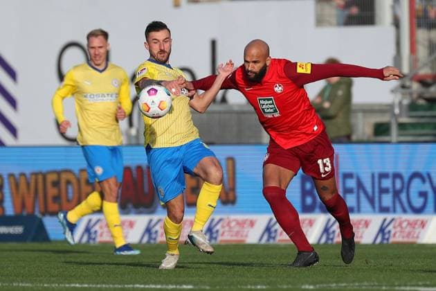 Braunschweig vs. Kaiserslautern, 2. BL Braunschweig, 17.12.2023, FUßBALL - Eintracht Braunschweig vs. 1. FC Kaiserslautern, 2. BL, Saison 2023 24. Robin Krauße (Eintracht Braunschweig), Terrence Boyd (1. FC Kaiserslautern) Braunschweig