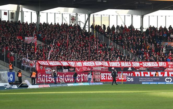 Braunschweig vs. Kaiserslautern, 2. BL Braunschweig, 17.12.2023, FUßBALL - Eintracht Braunschweig vs. 1. FC Kaiserslautern, 2. BL, Saison 2023 24. 1. FCK Fans protestieren gegen DFL Braunschweig