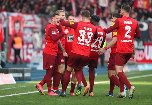 Braunschweig vs. Kaiserslautern, 2. BL Braunschweig, 17.12.2023, FUßBALL - Eintracht Braunschweig vs. 1. FC Kaiserslautern, 2. BL, Saison 2023 24. Jan Elvedi (1. FC Kaiserslautern) jubelt mit Mannschaftskollegen nach seinem Tor zum 0:1 Braunschweig