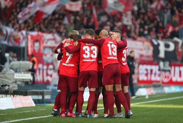 Braunschweig vs. Kaiserslautern, 2. BL Braunschweig, 17.12.2023, FUßBALL - Eintracht Braunschweig vs. 1. FC Kaiserslautern, 2. BL, Saison 2023 24. Jan Elvedi (1. FC Kaiserslautern) jubelt mit Mannschaftskollegen nach seinem Tor zum 0:1 Braunschweig
