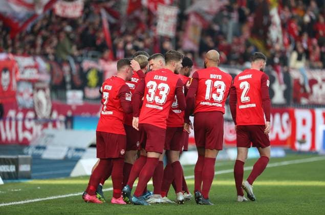 Braunschweig vs. Kaiserslautern, 2. BL Braunschweig, 17.12.2023, FUßBALL - Eintracht Braunschweig vs. 1. FC Kaiserslautern, 2. BL, Saison 2023 24. Jan Elvedi (1. FC Kaiserslautern) jubelt mit Mannschaftskollegen nach seinem Tor zum 0:1 Braunschweig
