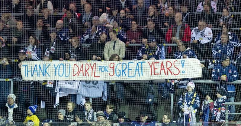 Sport Themen der Woche KW50 Die Muenchner Fans mit ihrem Dank per Transparent an ihren langjaehrigen Spieler Daryl Boyle (Schwenninger Wild Wings, 6, nicht im Bild), der 9 Jahre in Muenchen gespielt hat: Thank you Daryl for 9 great years. EHC Red Bull Muenchen gegen Schwenninger Wild Wings, Eishockey, DEL, 28. Spieltag, Saison 2023 2024, 17.12.2023. EHC Red Bull Muenchen gegen Schwenninger Wild Wings, Eishockey, DEL, 28. Spieltag, Saison 2023 2024, 17.12.2023. Muenchen *** The Munich fans with their thanks via banner to their longtime player Daryl Boyle Schwenninger Wild Wings, 6, not in picture , who played 9 years in Munich Thank you Daryl for 9 great years EHC Red Bull Muenchen vs Schwenninger Wild Wings, Ice Hockey, DEL, Matchday 28, Season 2023 2024, 17 12 2023 EHC Red Bull Muenchen vs Schwenninger Wild Wings, Ice Hockey, DEL, Matchday 28, Season 2023 2024, 17 12 2023 Muenchen Copyright: xEibner-Pressefoto HeikexFeinerx EP_HFR