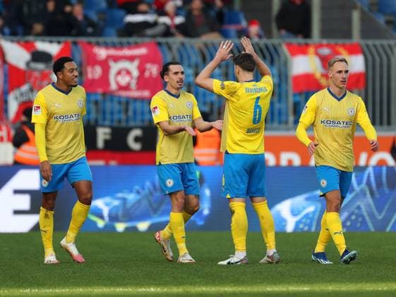 Braunschweig vs. Kaiserslautern, 2. BL Braunschweig, 17.12.2023, FUßBALL - Eintracht Braunschweig vs. 1. FC Kaiserslautern, 2. BL, Saison 2023 24. Rayan Philippe (Eintracht Braunschweig) jubelt mit Mannschaftskollegen nach seinem Tor zum 1:1 Braunschweig