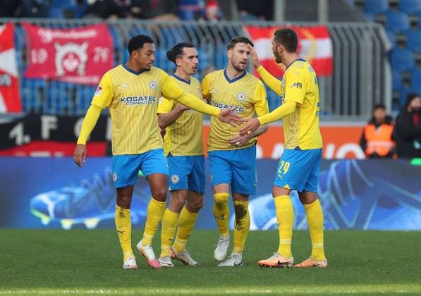 Braunschweig vs. Kaiserslautern, 2. BL Braunschweig, 17.12.2023, FUßBALL - Eintracht Braunschweig vs. 1. FC Kaiserslautern, 2. BL, Saison 2023 24. Rayan Philippe (Eintracht Braunschweig) jubelt mit Mannschaftskollegen nach seinem Tor zum 1:1 Braunschweig