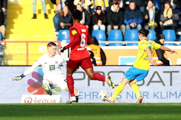 17.12.2023, xtgx, Fussball 2.Bundesliga, Eintracht Braunschweig - 1.FC Kaiserslautern emspor, v.l. Rayan Philippe (Eintracht Braunschweig) erzielt das Tor zum scores the goal 1:1 (DFL DFB REGULATIONS PROHIBIT ANY USE OF PHOTOGRAPHS as IMAGE SEQUENCES and or QUASI-VIDEO) Braunschweig