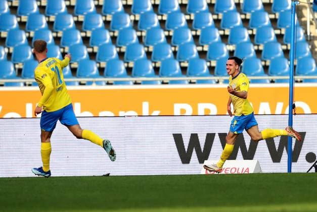 17.12.2023, xtgx, Fussball 2.Bundesliga, Eintracht Braunschweig - 1.FC Kaiserslautern emspor, v.l. Torjubel nach dem Tor zum celebrating the goal celebrate 1:1 durch Rayan Philippe (Eintracht Braunschweig) (DFL DFB REGULATIONS PROHIBIT ANY USE OF PHOTOGRAPHS as IMAGE SEQUENCES and or QUASI-VIDEO) Braunschweig