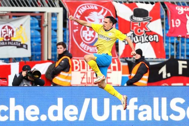 17.12.2023, xtgx, Fussball 2.Bundesliga, Eintracht Braunschweig - 1.FC Kaiserslautern emspor, v.l. Torjubel nach dem Tor zum celebrating the goal celebrate 1:1 durch Rayan Philippe (Eintracht Braunschweig) (DFL DFB REGULATIONS PROHIBIT ANY USE OF PHOTOGRAPHS as IMAGE SEQUENCES and or QUASI-VIDEO) Braunschweig