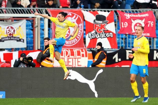 17.12.2023, xtgx, Fussball 2.Bundesliga, Eintracht Braunschweig - 1.FC Kaiserslautern emspor, v.l. Torjubel nach dem Tor zum celebrating the goal celebrate 1:1 durch Rayan Philippe (Eintracht Braunschweig) (DFL DFB REGULATIONS PROHIBIT ANY USE OF PHOTOGRAPHS as IMAGE SEQUENCES and or QUASI-VIDEO) Braunschweig