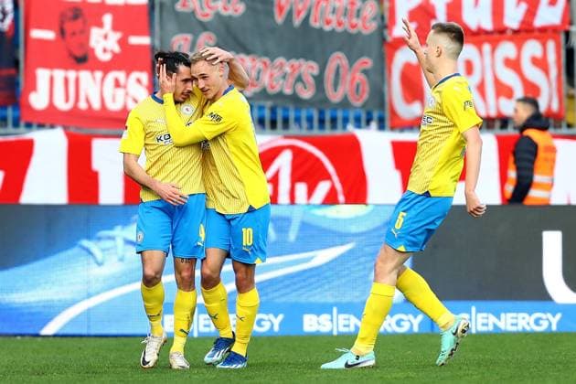 17.12.2023, xtgx, Fussball 2.Bundesliga, Eintracht Braunschweig - 1.FC Kaiserslautern emspor, v.l. Torjubel nach dem Tor zum celebrating the goal celebrate 1:1 durch Rayan Philippe (Eintracht Braunschweig) (DFL DFB REGULATIONS PROHIBIT ANY USE OF PHOTOGRAPHS as IMAGE SEQUENCES and or QUASI-VIDEO) Braunschweig