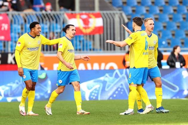 17.12.2023, xtgx, Fussball 2.Bundesliga, Eintracht Braunschweig - 1.FC Kaiserslautern emspor, v.l. Torjubel nach dem Tor zum celebrating the goal celebrate 1:1 durch Rayan Philippe (Eintracht Braunschweig) (DFL DFB REGULATIONS PROHIBIT ANY USE OF PHOTOGRAPHS as IMAGE SEQUENCES and or QUASI-VIDEO) Braunschweig