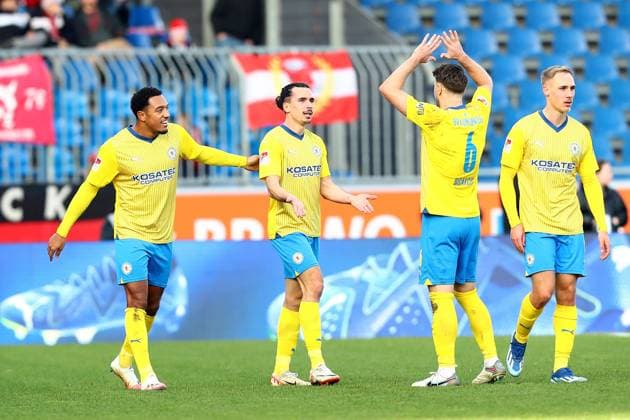 17.12.2023, xtgx, Fussball 2.Bundesliga, Eintracht Braunschweig - 1.FC Kaiserslautern emspor, v.l. Torjubel nach dem Tor zum celebrating the goal celebrate 1:1 durch Rayan Philippe (Eintracht Braunschweig) (DFL DFB REGULATIONS PROHIBIT ANY USE OF PHOTOGRAPHS as IMAGE SEQUENCES and or QUASI-VIDEO) Braunschweig