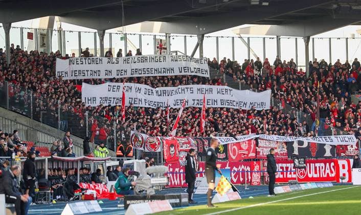 Braunschweig vs. Kaiserslautern, 2. BL Braunschweig, 17.12.2023, FUßBALL - Eintracht Braunschweig vs. 1. FC Kaiserslautern, 2. BL, Saison 2023 24. 1. FCK FanFan-Protest gegen DFL- Investoren Deal Braunschweig