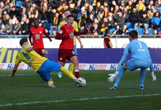 Braunschweig vs. Kaiserslautern, 2. BL Braunschweig, 17.12.2023, FUßBALL - Eintracht Braunschweig vs. 1. FC Kaiserslautern, 2. BL, Saison 2023 24.Ermin Bicakcic (Eintracht Braunschweig), Tobias Raschl (1. FC Kaiserslautern), Torwart Andreas Luthe (1. FC Kaiserslautern) Braunschweig