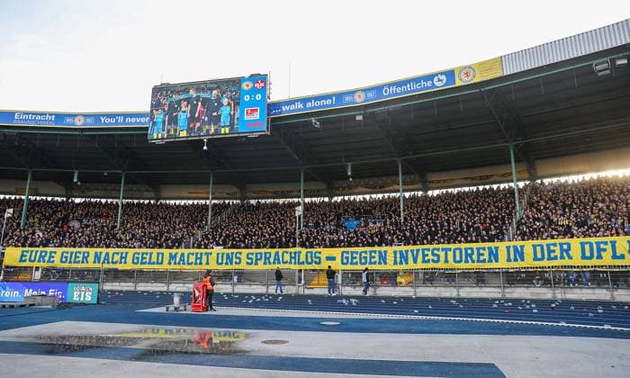 Braunschweig vs. Kaiserslautern, 2. BL Braunschweig, 17.12.2023, FUßBALL - Eintracht Braunschweig vs. 1. FC Kaiserslautern, 2. BL, Saison 2023 24. Eintracht Braunschweig Fan-Protest gegen DFL- Investoren Deal Braunschweig