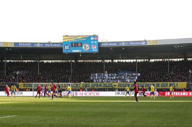 Fanprotest im Fanblock von Eintracht Braunschweig gegen Investoren in der DFL - 2. Fußball Bundesliga Saison 2023-2024 Eintracht Braunschweig vs. 1. FC Kaiserslautern im Eintracht Stadion in Braunschweig - Fußball,Mann,Männer,Deutschland,17.12.2023