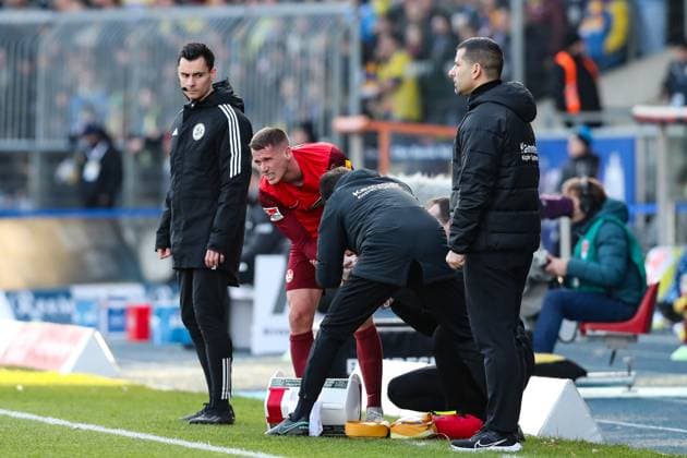 Behandlung an der Hand - Erik Durm (1. FC Kaiserslautern,37), hier mit Trainer Dimitrios Grammozis (1. FC Kaiserslautern) - 2. Fußball Bundesliga Saison 2023-2024 Eintracht Braunschweig vs. 1. FC Kaiserslautern im Eintracht Stadion in Braunschweig - Fußball,Mann,Männer,Deutschland,17.12.2023