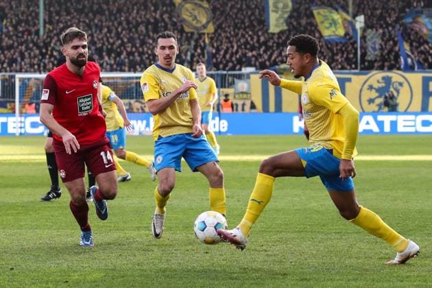 Rayan Philippe (Eintracht Braunschweig,9) und Anton Donkor (Eintracht Braunschweig,19) gegen Nikola Soldo (1. FC Kaiserslautern,14) - 2. Fußball Bundesliga Saison 2023-2024 Eintracht Braunschweig vs. 1. FC Kaiserslautern im Eintracht Stadion in Braunschweig - Aktion,Fußball,Mann,Männer,Deutschland,17.12.2023