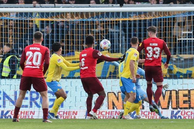 Torschütze Jan Elvedi (1. FC Kaiserslautern,33) trifft zum 0-1 - 2. Fußball Bundesliga Saison 2023-2024 Eintracht Braunschweig vs. 1. FC Kaiserslautern im Eintracht Stadion in Braunschweig - Aktion,Fußball,Mann,Männer,Deutschland,17.12.2023