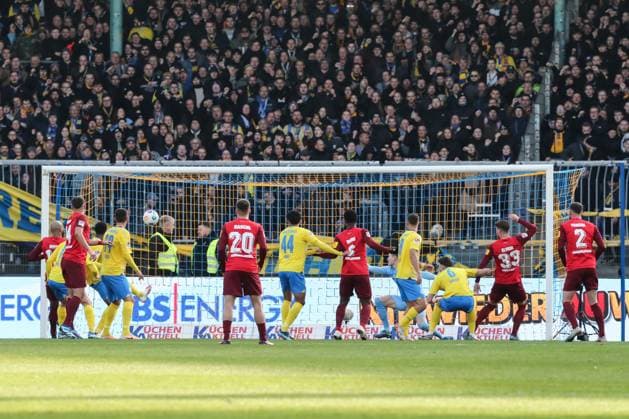 Torschütze Jan Elvedi (1. FC Kaiserslautern,33) trifft zum 0-1 - 2. Fußball Bundesliga Saison 2023-2024 Eintracht Braunschweig vs. 1. FC Kaiserslautern im Eintracht Stadion in Braunschweig - Aktion,Fußball,Mann,Männer,Deutschland,17.12.2023