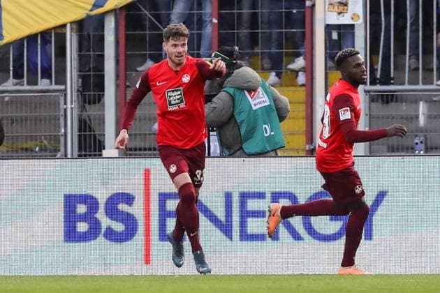 Torjubel - Torschütze Jan Elvedi (1. FC Kaiserslautern,33) trifft zum 0-1 - 2. Fußball Bundesliga Saison 2023-2024 Eintracht Braunschweig vs. 1. FC Kaiserslautern im Eintracht Stadion in Braunschweig - Aktion,Fußball,Mann,Männer,Deutschland,17.12.2023
