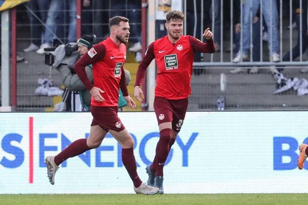 Torjubel - Torschütze Jan Elvedi (1. FC Kaiserslautern,33) trifft zum 0-1 - 2. Fußball Bundesliga Saison 2023-2024 Eintracht Braunschweig vs. 1. FC Kaiserslautern im Eintracht Stadion in Braunschweig - Aktion,Fußball,Mann,Männer,Deutschland,17.12.2023