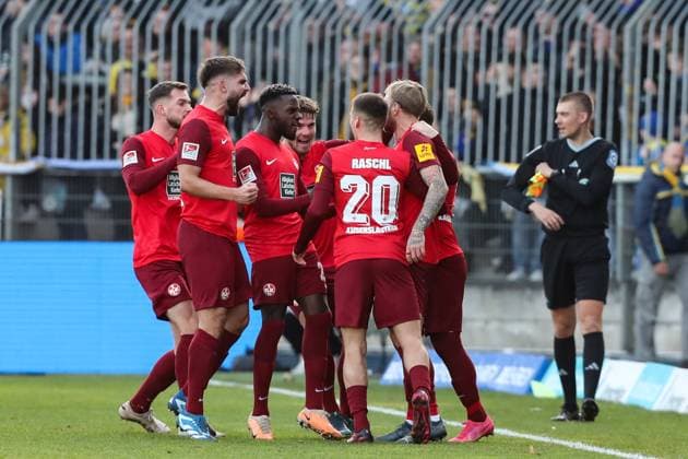 Torjubel - Torschütze Jan Elvedi (1. FC Kaiserslautern,33) trifft zum 0-1 - 2. Fußball Bundesliga Saison 2023-2024 Eintracht Braunschweig vs. 1. FC Kaiserslautern im Eintracht Stadion in Braunschweig - Aktion,Fußball,Mann,Männer,Deutschland,17.12.2023