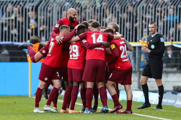 Torjubel - Torschütze Jan Elvedi (1. FC Kaiserslautern,33) trifft zum 0-1 - 2. Fußball Bundesliga Saison 2023-2024 Eintracht Braunschweig vs. 1. FC Kaiserslautern im Eintracht Stadion in Braunschweig - Aktion,Fußball,Mann,Männer,Deutschland,17.12.2023