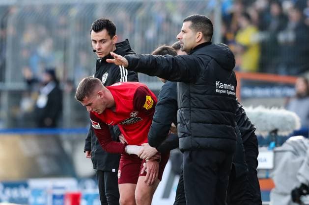 Behandlung an der Hand - Erik Durm (1. FC Kaiserslautern,37), hier mit Trainer Dimitrios Grammozis (1. FC Kaiserslautern) - 2. Fußball Bundesliga Saison 2023-2024 Eintracht Braunschweig vs. 1. FC Kaiserslautern im Eintracht Stadion in Braunschweig - Fußball,Mann,Männer,Deutschland,17.12.2023