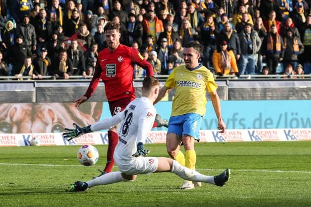 Torschütze Rayan Philippe (Eintracht Braunschweig,9) trifft zum 1-1 - 2. Fußball Bundesliga Saison 2023-2024 Eintracht Braunschweig vs. 1. FC Kaiserslautern im Eintracht Stadion in Braunschweig - Aktion,Fußball,Mann,Männer,Deutschland,17.12.2023