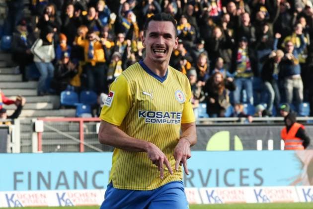 Torjubel - Torschütze Rayan Philippe (Eintracht Braunschweig,9) trifft zum 1-1 - 2. Fußball Bundesliga Saison 2023-2024 Eintracht Braunschweig vs. 1. FC Kaiserslautern im Eintracht Stadion in Braunschweig - Aktion,Fußball,Mann,Männer,Deutschland,17.12.2023