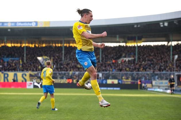 Torjubel - Torschütze Rayan Philippe (Eintracht Braunschweig,9) trifft zum 1-1 - 2. Fußball Bundesliga Saison 2023-2024 Eintracht Braunschweig vs. 1. FC Kaiserslautern im Eintracht Stadion in Braunschweig - Aktion,Fußball,Mann,Männer,Deutschland,17.12.2023