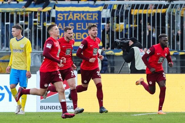 Torjubel - Torschütze Jan Elvedi (1. FC Kaiserslautern,33) trifft zum 0-1 - 2. Fußball Bundesliga Saison 2023-2024 Eintracht Braunschweig vs. 1. FC Kaiserslautern im Eintracht Stadion in Braunschweig - Aktion,Fußball,Mann,Männer,Deutschland,17.12.2023