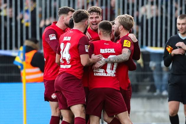 Torjubel - Torschütze Jan Elvedi (1. FC Kaiserslautern,33) trifft zum 0-1 - 2. Fußball Bundesliga Saison 2023-2024 Eintracht Braunschweig vs. 1. FC Kaiserslautern im Eintracht Stadion in Braunschweig - Aktion,Fußball,Mann,Männer,Deutschland,17.12.2023