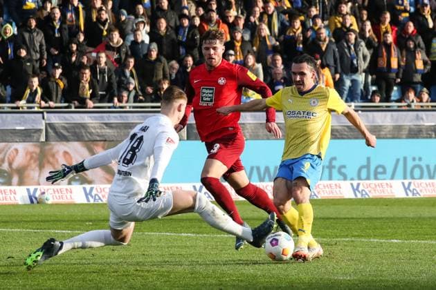 Torschütze Rayan Philippe (Eintracht Braunschweig,9) trifft zum 1-1 - 2. Fußball Bundesliga Saison 2023-2024 Eintracht Braunschweig vs. 1. FC Kaiserslautern im Eintracht Stadion in Braunschweig - Aktion,Fußball,Mann,Männer,Deutschland,17.12.2023